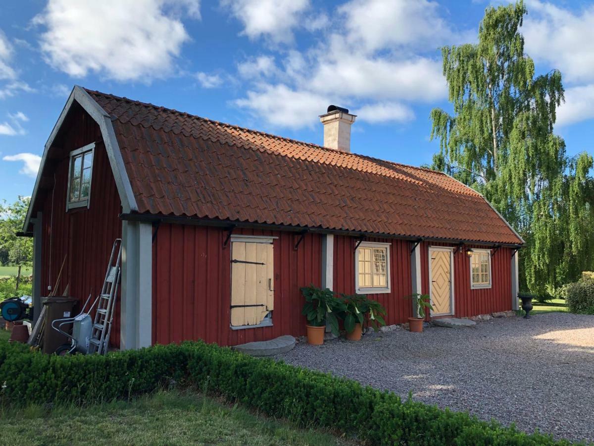Old Wing Villa Enkoping Bagian luar foto