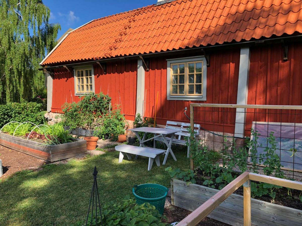 Old Wing Villa Enkoping Bagian luar foto
