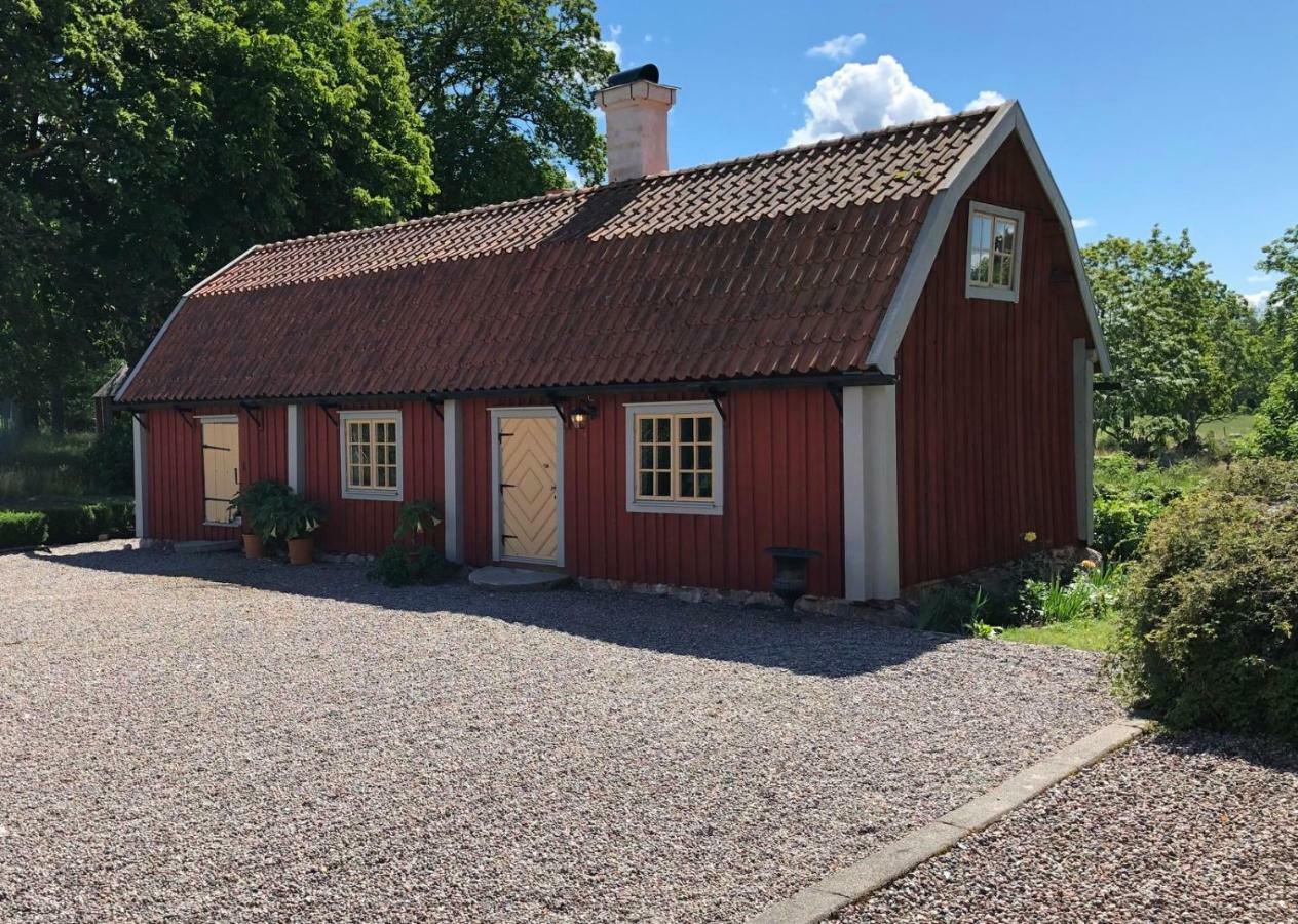 Old Wing Villa Enkoping Bagian luar foto